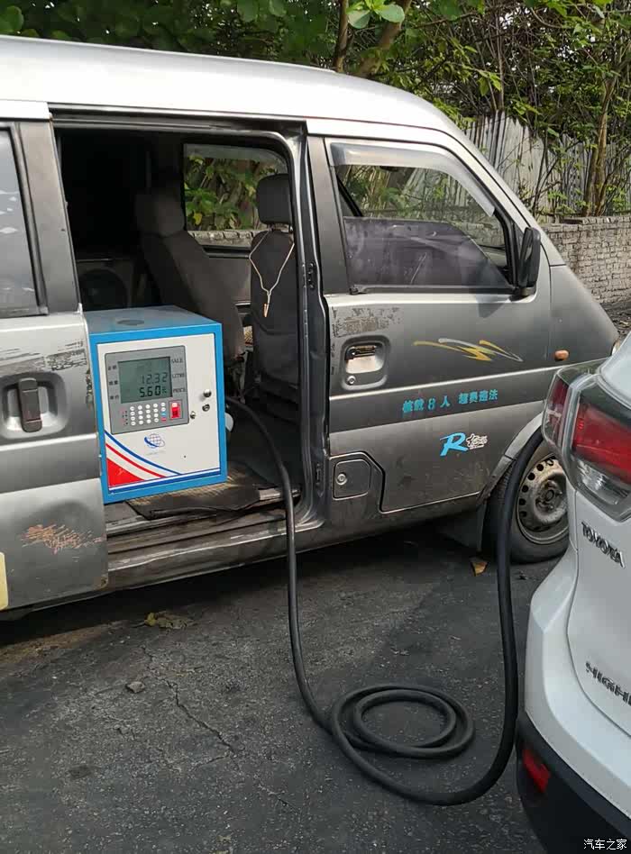 据说广东有私人的流动应急加油车,能找到就便宜.