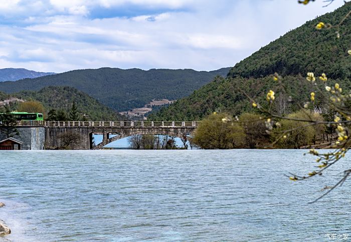 玉液湖盡頭就是白水河大橋,過了橋就走到了藍月谷景區盡頭了.