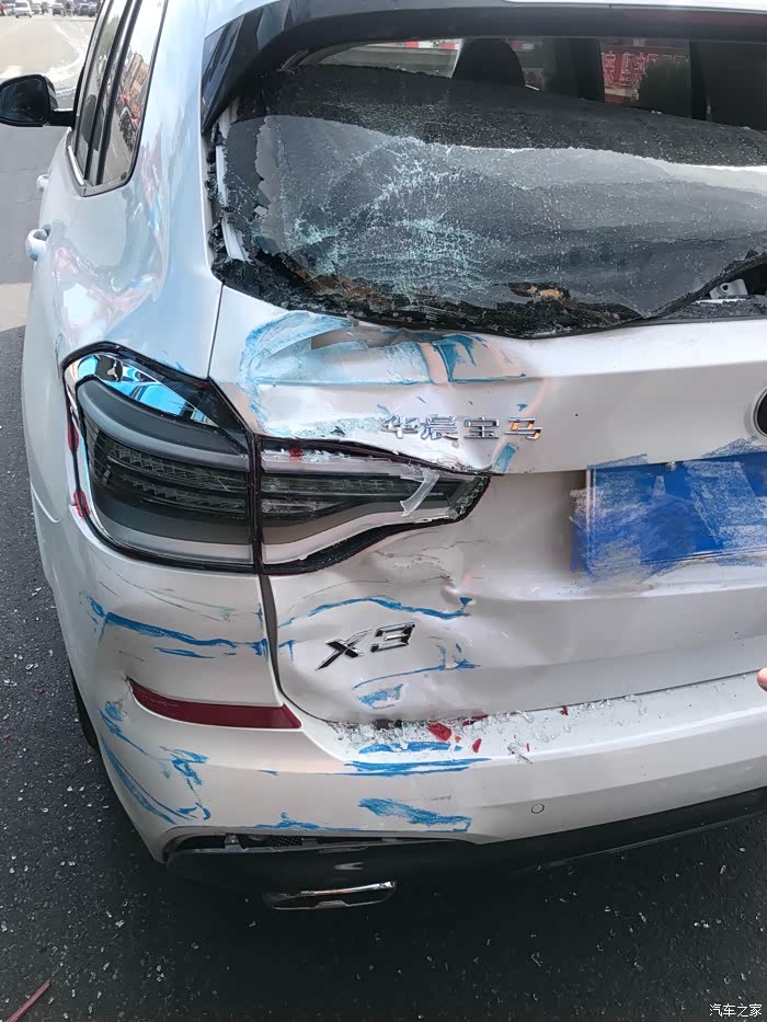 新x3被货车追尾