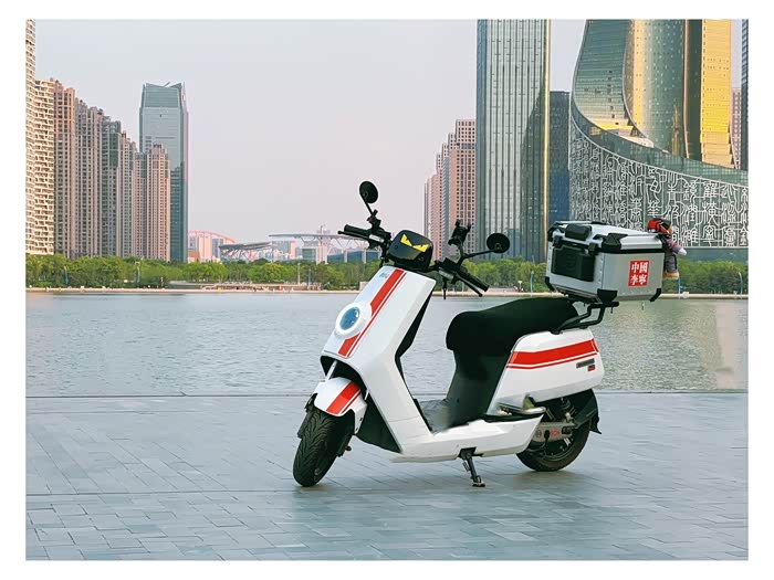 灰常电动车人间温柔骑行小牛nqi顶配电摩路过合肥初夏