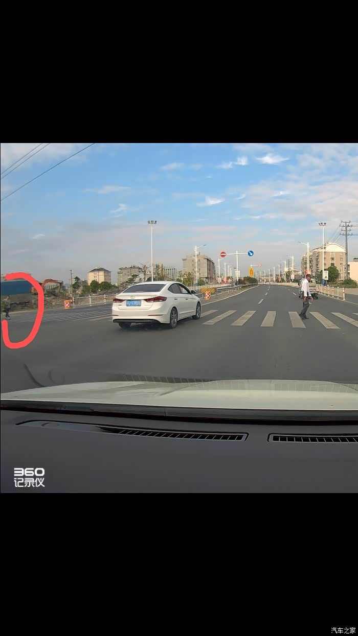 这个在对向车道上算不算没礼让红圈