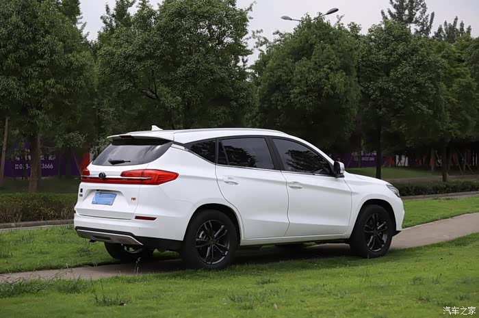 小宋的侧面,采用的是流线型车身,它的折痕设计方向