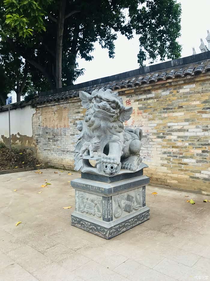 门口的石狮子雕刻的栩栩如生.