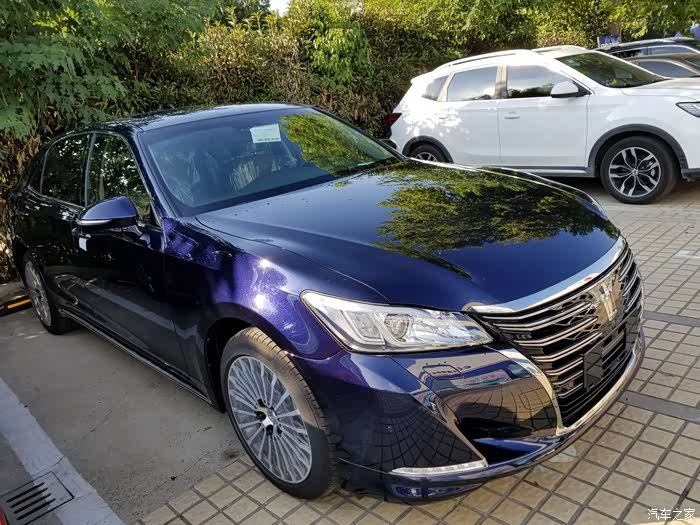 谁有新款皇冠星际蓝的实车图.好看吗?