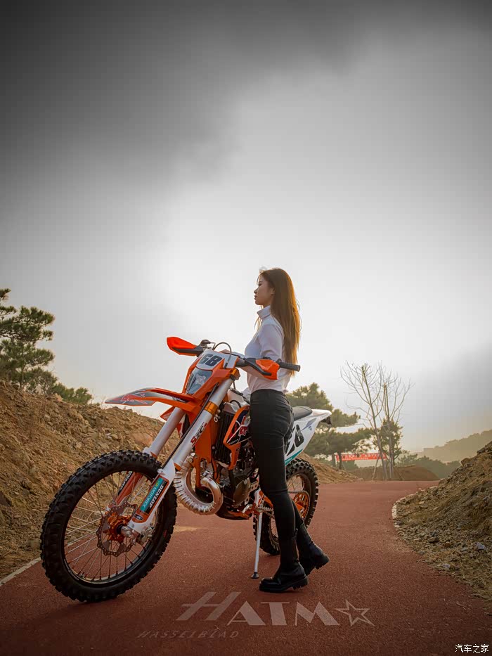 【图】#给爱车拍大片#用哈苏相机给越野摩托拍写真_摩托车论坛_汽车之