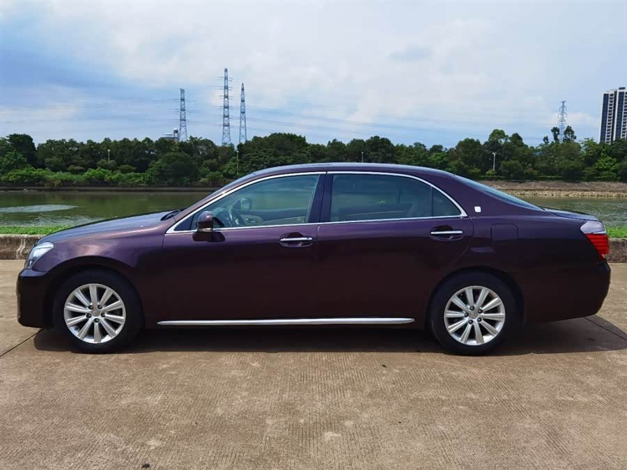 紫色的丰田皇冠这是原厂漆的颜色么