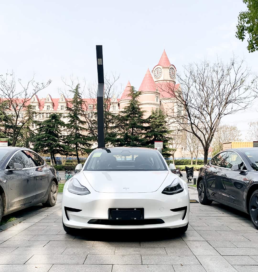 白色的特斯拉model3,看着很舒服!