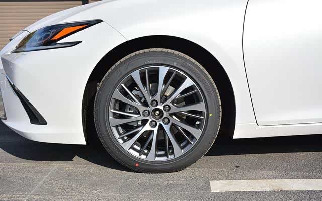 纺锤造型设计配合中网的银色镀铬饰条显得整个车精致感非常强