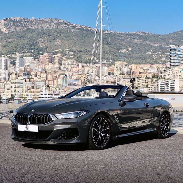 宝马m8的850敞篷版,非常的漂亮.无论是内饰还是外观.