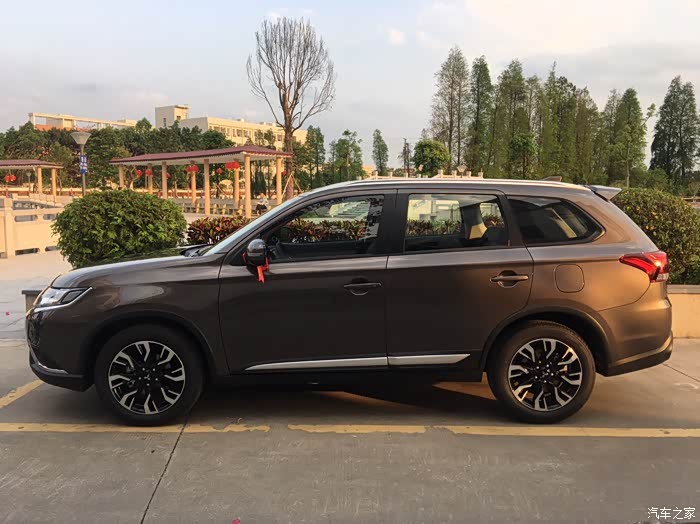 潇潇洒洒盘它棕褐色欧蓝德