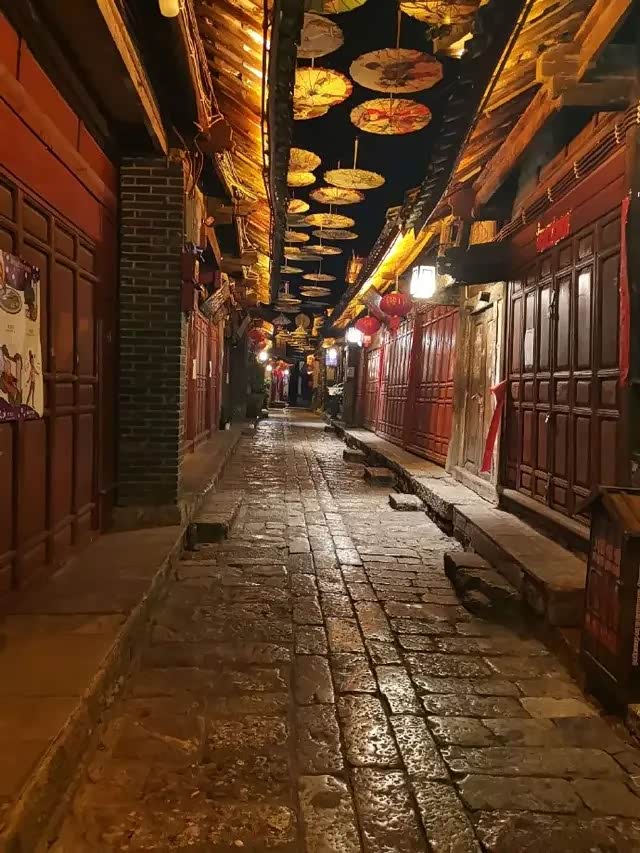 青石板巷,古灯柔光,丽江古城的夜晚,是真的美