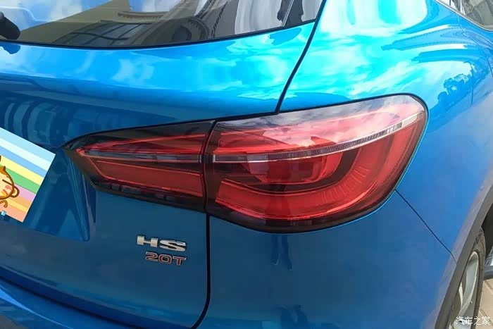 在前脸设计所采用的六边形网状进气格栅设计