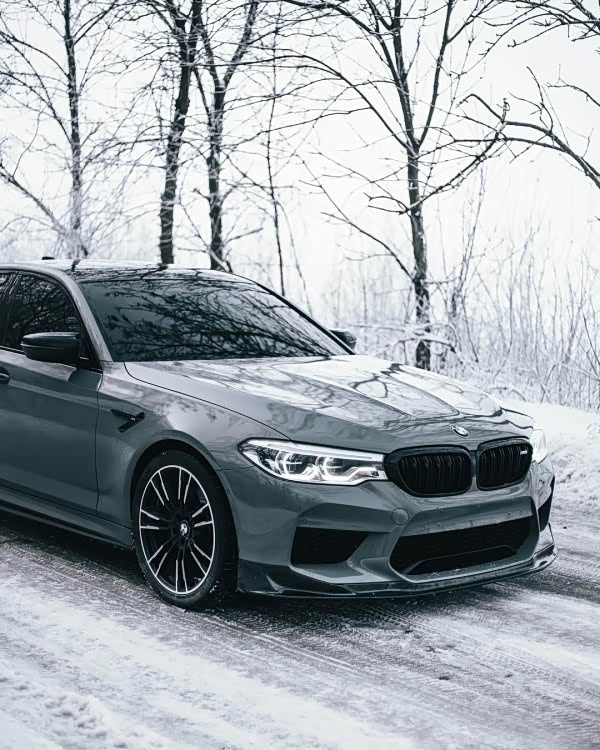 宝马m5,水泥灰外观非常霸气