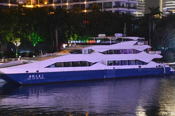 夜游三亚市海天盛筵一一欣赏游艇一一海上靓景