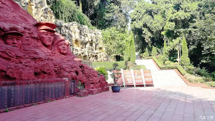 人车生活缅怀革命先烈参观自贡烈士陵园