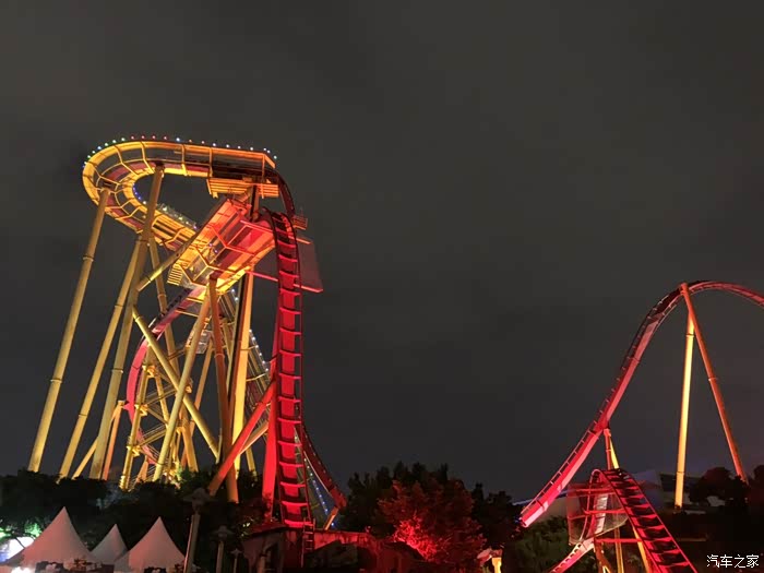 重点是晚上的长隆的灯光很好看,看到那个垂直过山车了吗,亚洲最高的