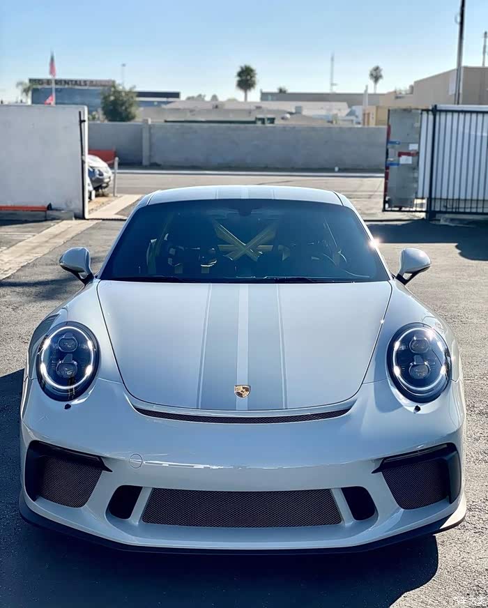 白色的保时捷 911 gt3,光滑细腻的外观,楚楚动人,喜欢