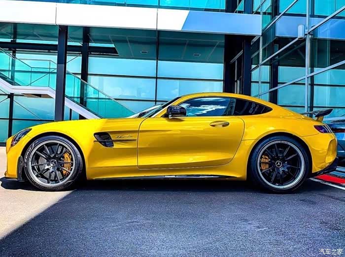 奔驰e coupe改装amg gtr款的20寸锻造轮毂及卡钳烤漆