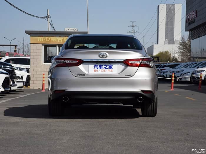 5g豪华车尾有没有toyota这个英文车标?