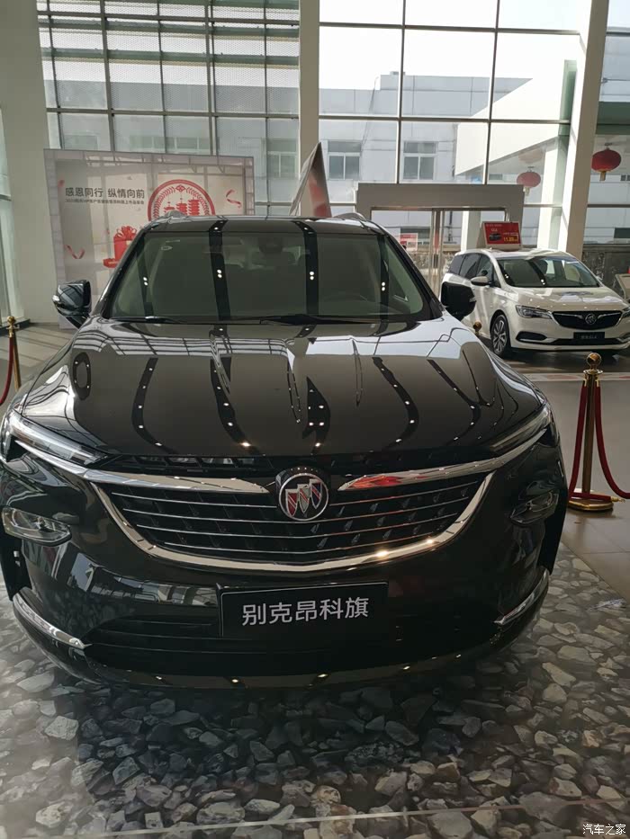 我在别克4s店见了好几款昂科旗,我感觉黑色的挺好