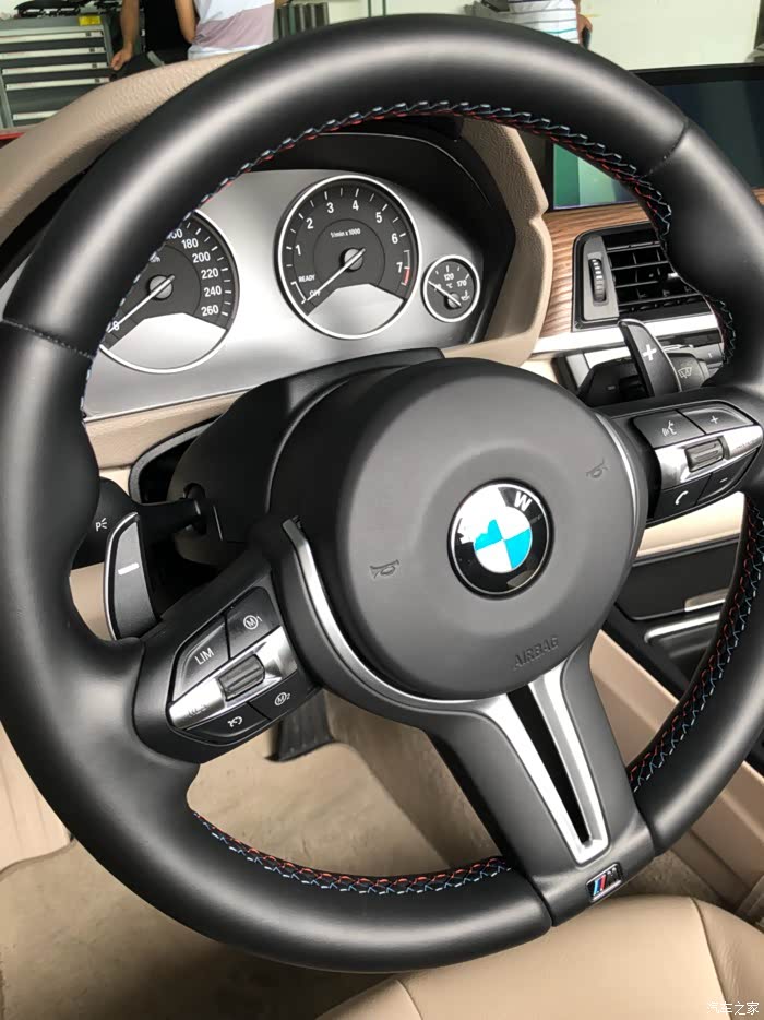 出宝马m4原装丁字裤彩线方向盘
