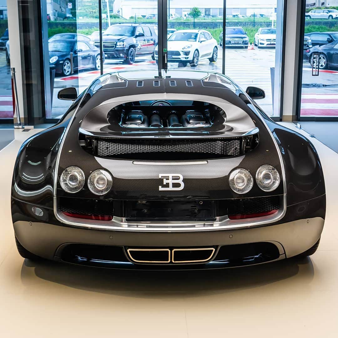 【图】尾部采用简洁饱满的造型,圆形的尾灯造型很有运动感_布加迪论坛