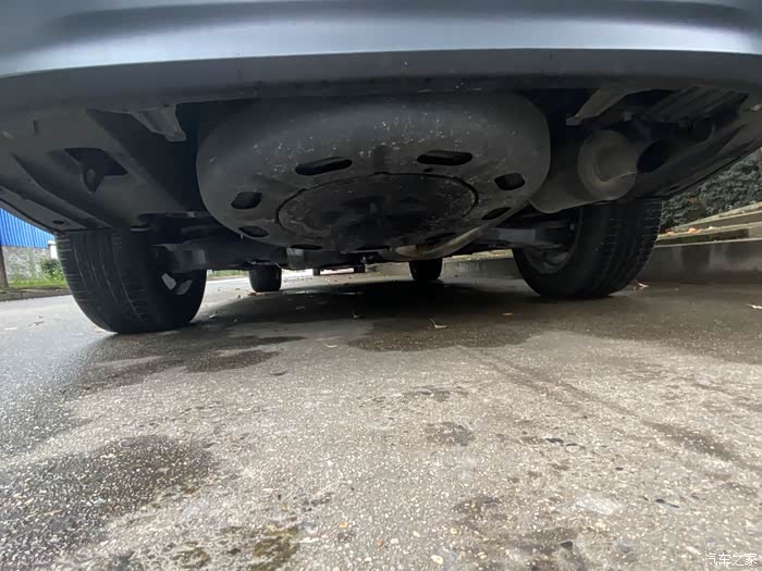 汉兰达的备胎吊在下面,全尺寸的,不是那种小尺寸的,换上就可以直接