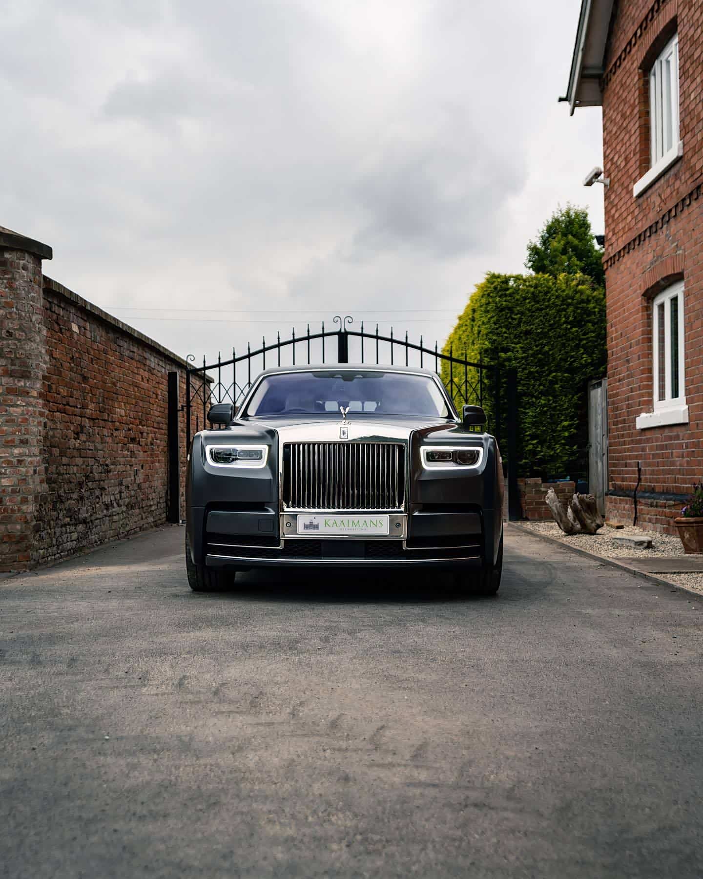 座驾不错,劳斯莱斯幻影.