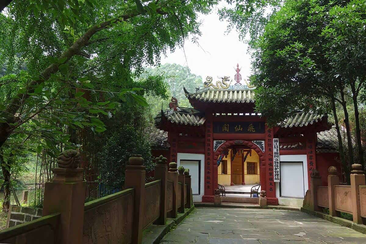 飞仙阁历经千年其风貌仍不改当初,很多神龛里还依稀可见原来的色