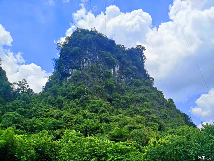 这里的山林和桂林的地貌很像,都是独立的小山峰耸立起来,隽秀委婉.