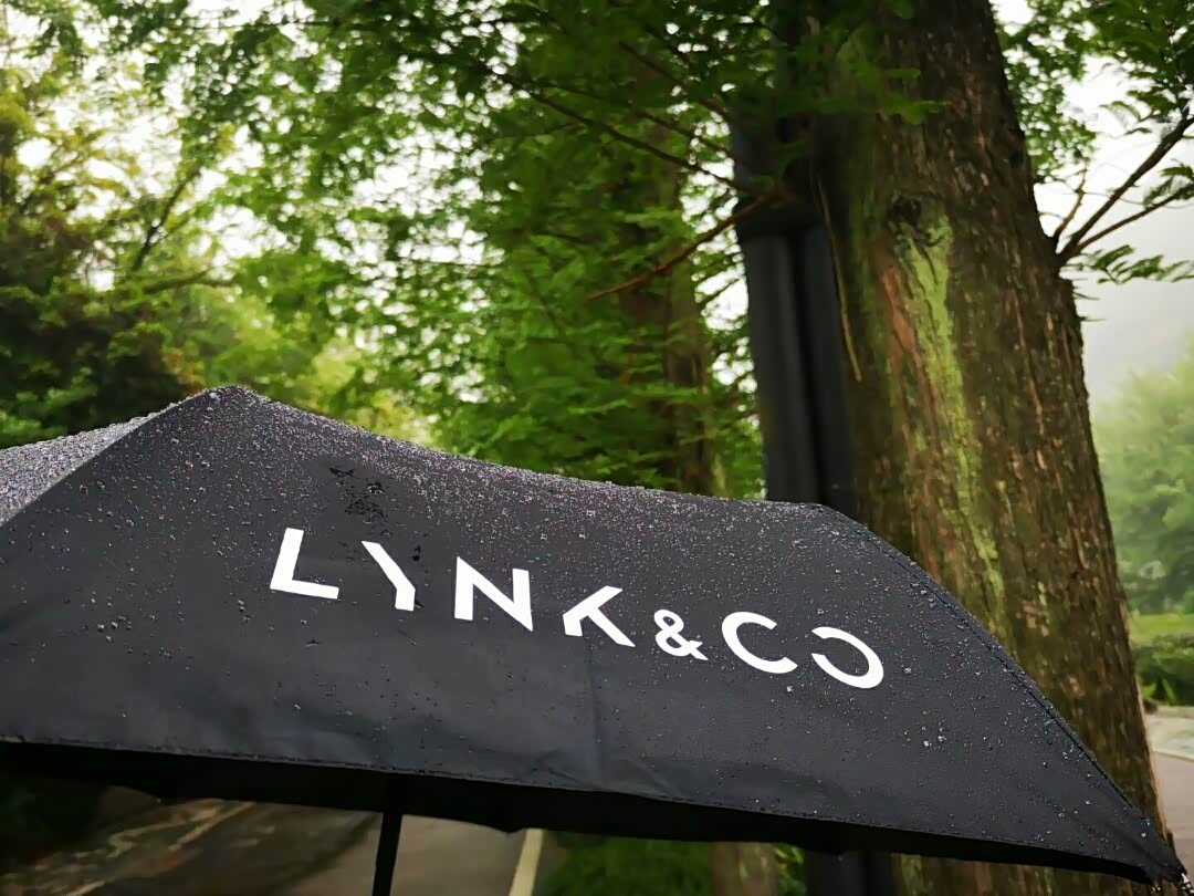 有点毛毛细雨?,这伞是领克的定制的