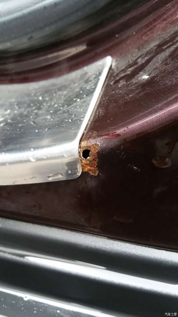 门槛锈穿,从里面锈出的