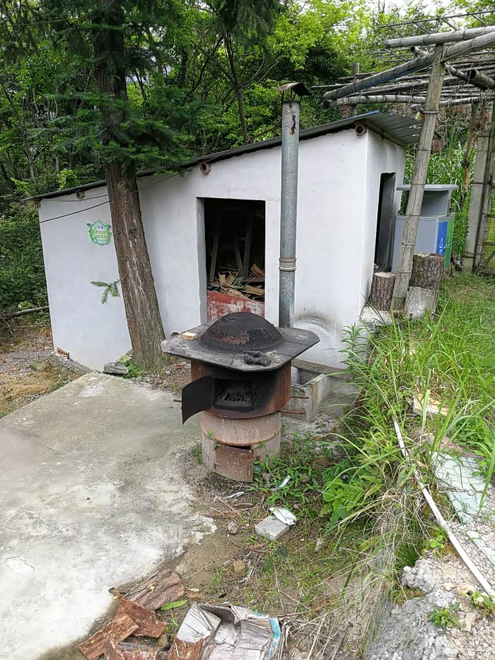 备用灶台,有时节假日朋友带朋友来的人多就启用,柴房,后面是卫生间.