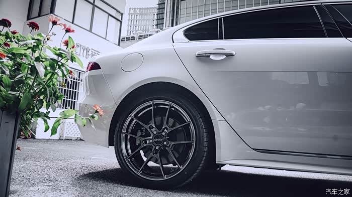 【图】白色闪电 | 苏州捷豹xel升级alcon ta6 刹车&rays g025轮毂