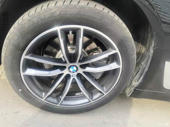 宝马525垃圾普利司通轮胎两千公里鼓包