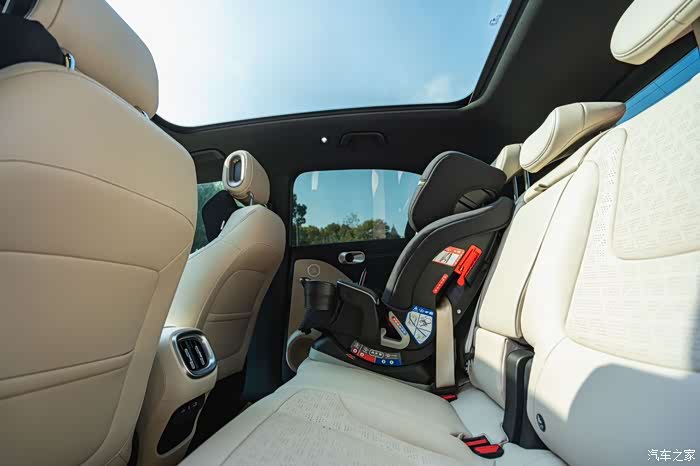 smart精灵1号的后排空间还可以塞安全座椅