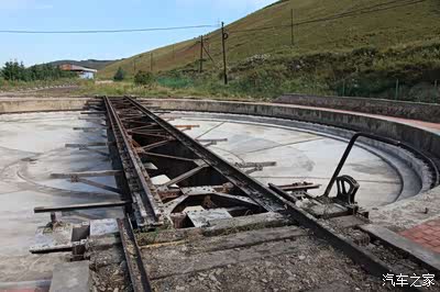 火车调头用的大转盘,这个大转盘至今推动起来还很轻松,不得不佩服日本