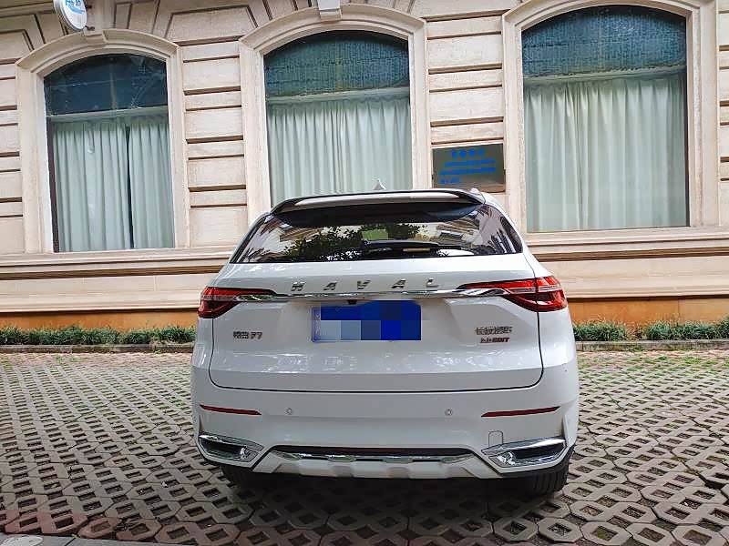 两个尾灯中间银色装饰条,让整体车尾看起来比较宽!