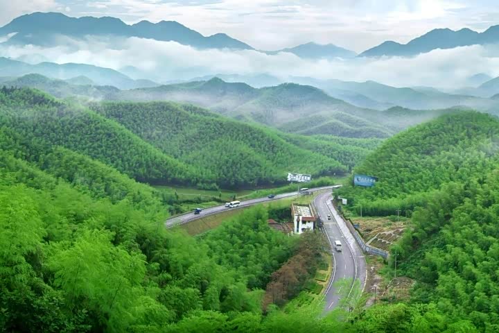 放松心情,走进大自然的青山绿水之间,巍峨高山,碧玉水景美