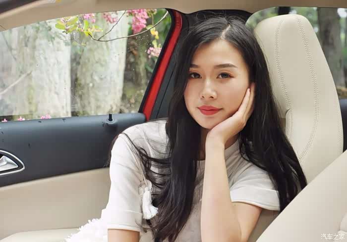 漂亮媳妇当车模与奔驰gla完美拍拍拍生活爱情不可缺