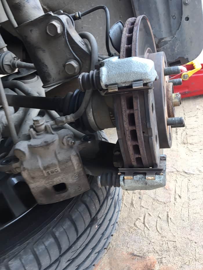 雨燕刹车卡钳颠簸异响