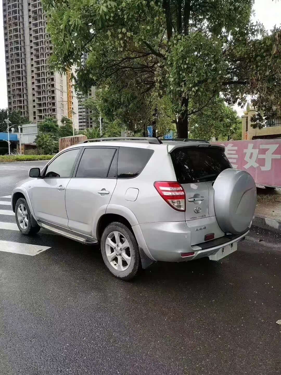 带"小书包"的老款丰田rav4超有个性!