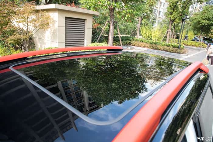 黑顶很漂亮,其实都不是悬浮式车顶了,车窗360度到车顶全黑,"虚无"车顶