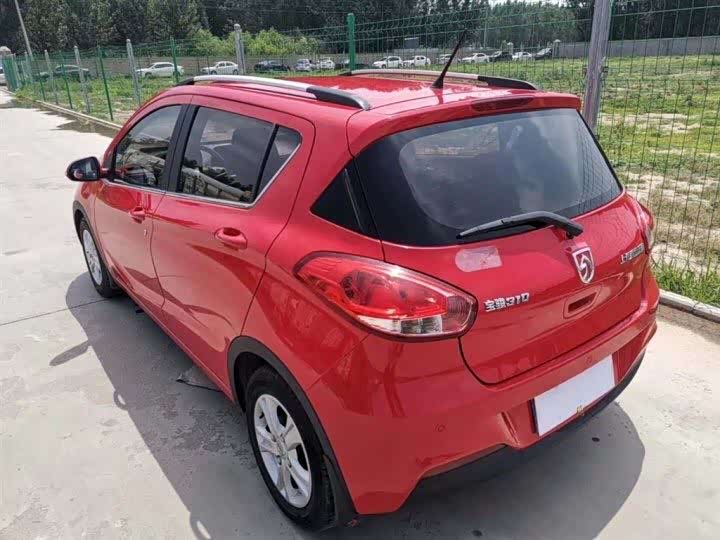 红色宝骏310,家用代步车