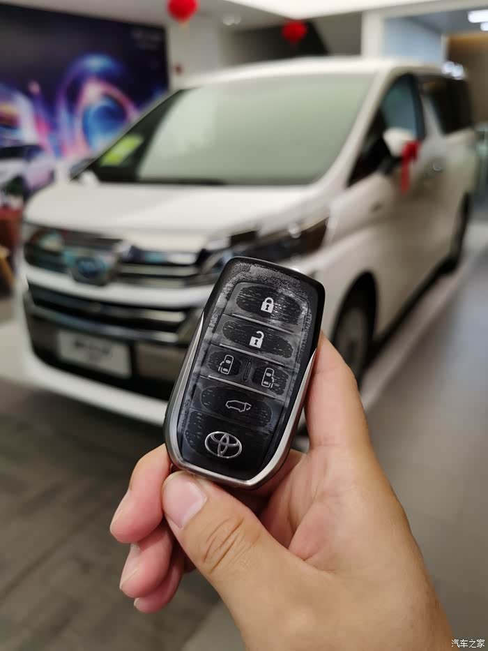 钥匙功能按钮,比较多,除了常规的开锁解锁,还可以开启侧门和尾门.