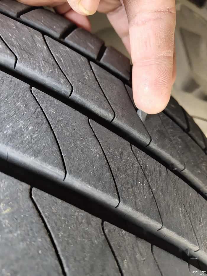 轮胎胎面破了一点