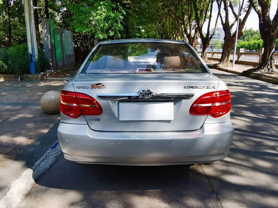 丰田花冠,车尾标注的是卡罗拉ex!