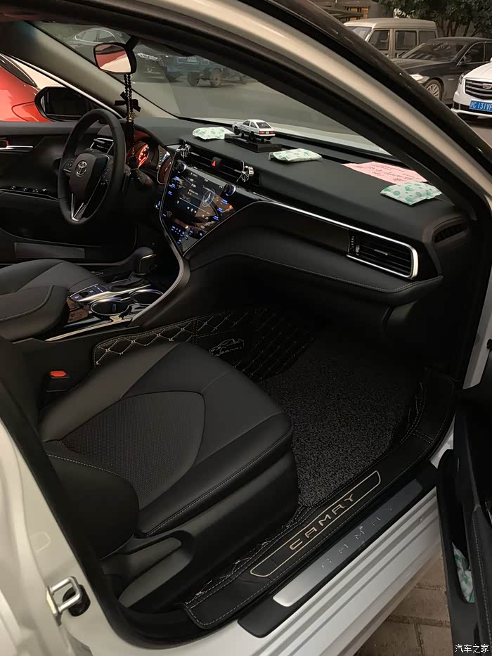 我的中控台上也放了和楼主一样的ae86,模型用3m胶贴在防滑垫上, 但是