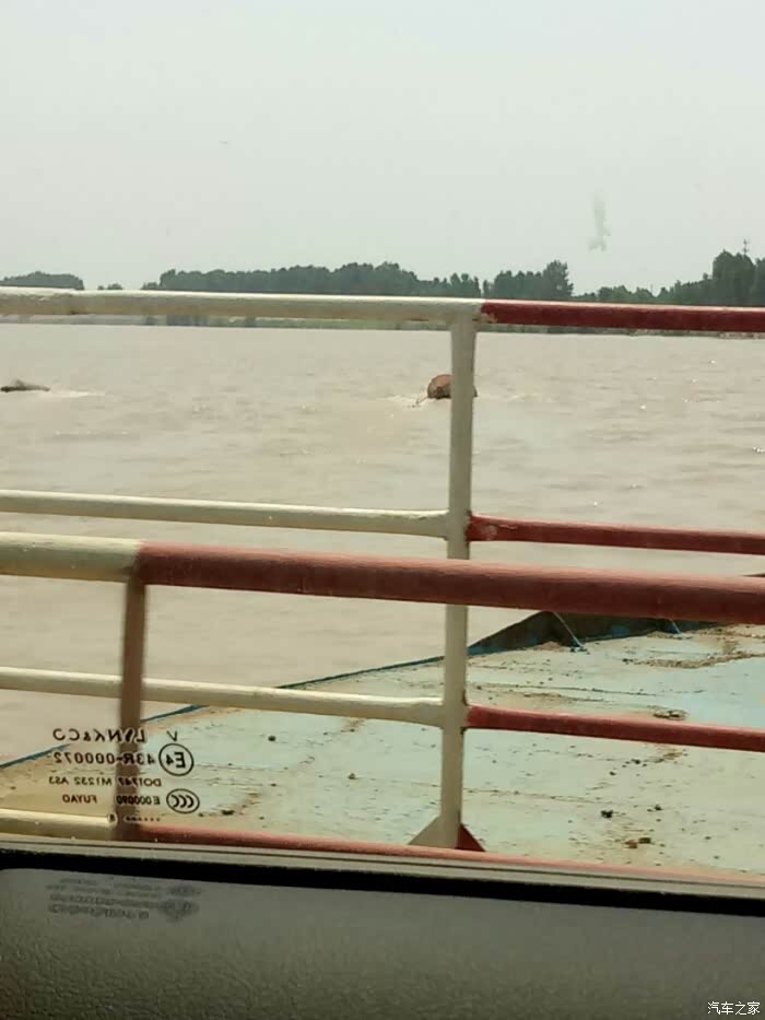 行驶在浮桥上