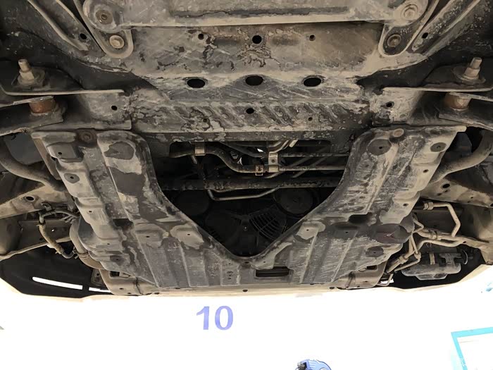 出05年进口丰田海狮h200 (中规大贸,2.7手动档,10座黄牌)